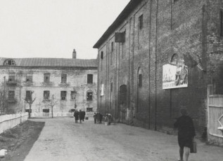 Бывший склад (справа) и Владимирская казарма, перекресток улиц Лермонтова и Свердлова, 1960-е годы