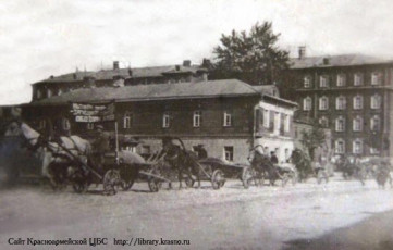 Улица Свердлова — «Учительский» дом и Егорьевская казарма на заднем плане, продотряд возвращается на фабрику, 1920-е годы