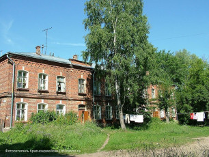 Дом №19 по улице Чкалова называют «пестрый», 2005 год