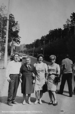 Горожане в начале улицы Чкалова, на заднем плане дома по ул. Новая жизнь, 1960-е годы