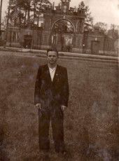 Московские ворота в Красноармейске и Дом Миндера на заднем плане, 1950-е годы