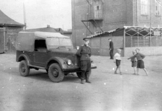 Милиционеры, на заднем плане дом №25 на Чкалова (сегодня здесь находится Администрация), а перед ними вольеры для служебных собак, 1960-е годы