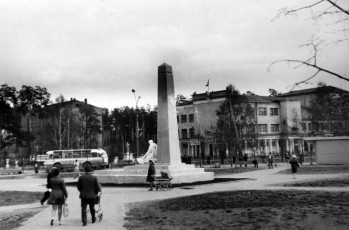 Памятник павшим войнам — колонна и солдат — появился в 1966 году и был поставлен по эскизу почтеного жителя города, художника Германа Дёмина.