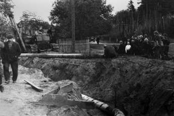 На фотографии запечетлено историческое событие 1960-х годов — в город проводят газовую магистраль, место рядом с Площадью Победы
