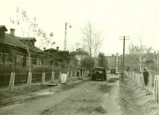 Грузовые автомобили на улице Новая жизнь, на заднем плане дом 12, 1950-е годы