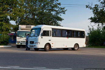 Служебный автобус ранним утром на площади Победы, июль 2011 года