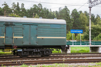 Станция Красноармейск и состав багажных вагонов, август 2014 года
