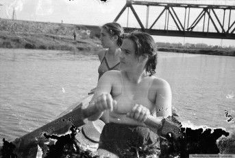 Горожане на лодке в районе жд-моста, 1960
