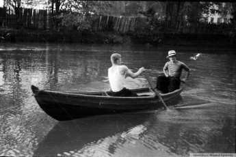 Горожане на лодке в районе дома 12 на Новой Жизни, 1960