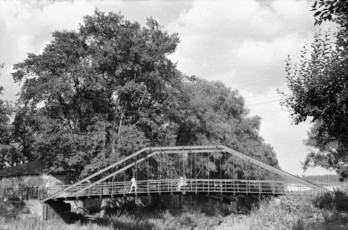 Подвесной мост через водоотводной канал, 1970-е годы