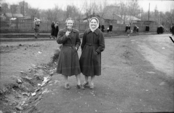Горожане на улице Чкалова в районе площади Победы, 1950-е годы
