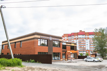 Новому торговому центру в доме 7 на улице Чкалова дали имя "Торговый дом Е.Ф. Миндера", что намекает на преемственность с владельцами фабрики, июнь 2017 года