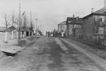 На снимке вид от улицы Строителей в сторону улицы Пионерской, 1960-е годы