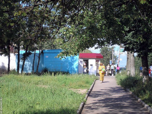 На снимке похожий ракурс — вид от улицы Строителей в сторону улицы Пионерской, июль 2005 года