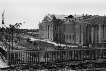 ДК имени Ленина, на заднем плане — строительство школы №3, 1960-е годы