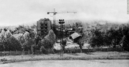Вид на Стадионную улицу, на заднем плане строится дом №7 по проспекту Испытателей, 1970-е годы