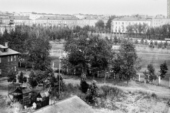 Вид на Стадионную улицу с крыши строящегося дома №7 по проспекту Испытателей, 1970-е годы