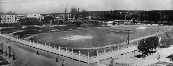Вид на стадион со строящейся школы №3, 1960-е годы