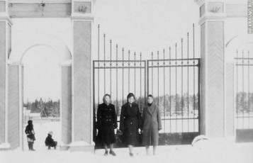 Деревянные входные ворота на стадион с Комсомольской улицы, 1960-е годы