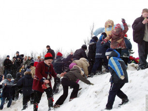 Проводы зимы на площади у ДК им. Ленина, 2005 год