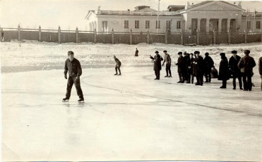 Стадион Зенит, на заднем плане ДК Ленина, 1970-е годы
