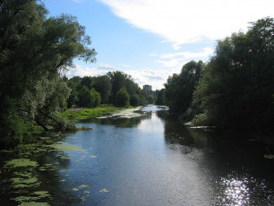 Река Воря около городской плотины, 2004 год, на заднем плане еще нет домов на улице Чкалова № 5 и 9 (на месте Дома Миндера)