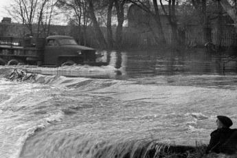 Река Воря около городской плотины, половодье, 1960-е годы