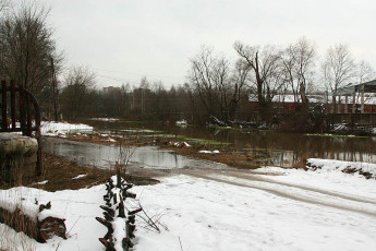 Река Воря около городской плотины, половодье, 2006 год