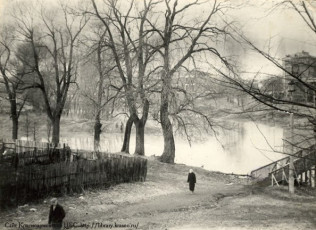 Разлив реки в 1930-е годы, высокая вода в водоотводном канале и в реке Воря, справа мост около Администрации, на заднем плане сверху справа - Георгиевская казарма