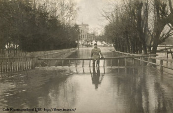 Около городской плотины, большой разлив реки весной 1910-х годов, на заднем плане Дом Миндера