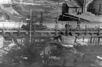Колка весеннего льда на плотине, 1920-е годы