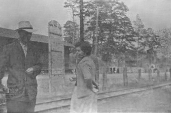 Горожане около жд-станции узкоколейной дороги, предположительно 1950-е годы