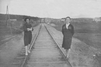 Горожане у моста новой линии широкой колеи через Ворю, 1960-е годы