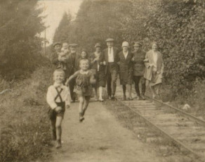 Прогулка жителей поселка по торфовозной УЖД, 1928