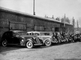 Гараж Софринского артиллерийского полигона (сейчас НИИ Геодезия), 1940-е годы, легковые автомобили ЗИС-101 на переднем плане и ГАЗ-М1