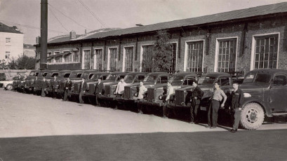 Гараж НИИ Геодезия, машины перед отправкой на уборку в колхоз, 1958 год