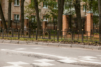 Новые решетки у школы №2, стилизованные под Московские ворота, сентябрь 2013 года