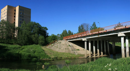 На месте автомобильного моста стоял высокий железнодорожный "болгарский"